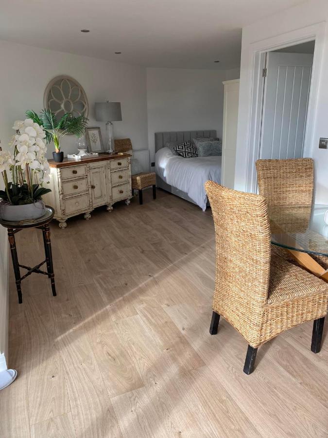 Spacious Studio Cabin With Sea/ Downs Views Sole Use Of Hottub In Seaford Exteriér fotografie